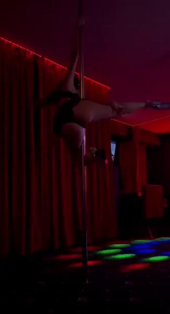 Model - Vivien Peach cum