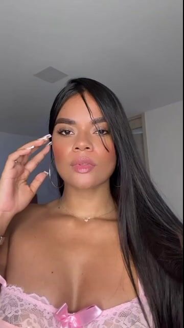 Model - Carola Lee bigtits