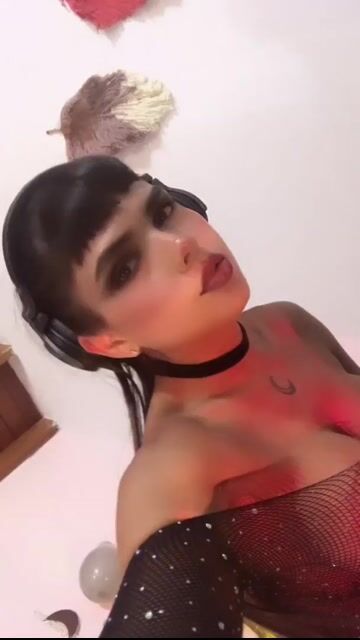 Model - bloom ly oil