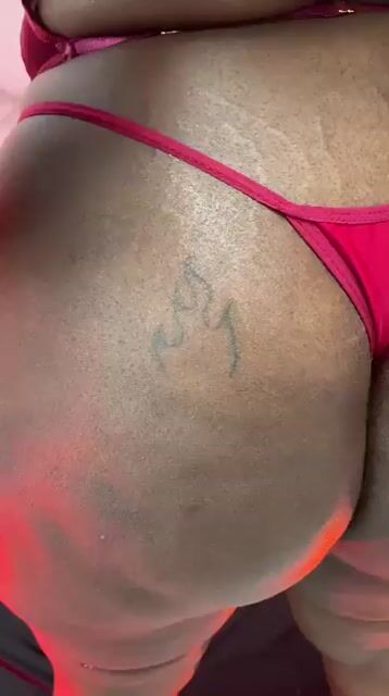 Model - Zahhy Kisses pussy