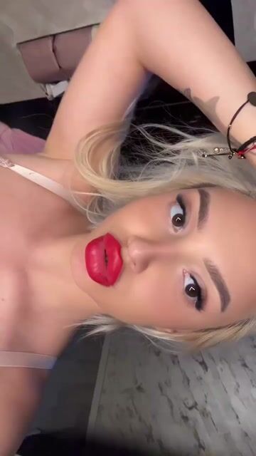 Model - Bad Cherry bustyblonde