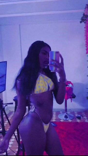 Model - ShenielFox latina