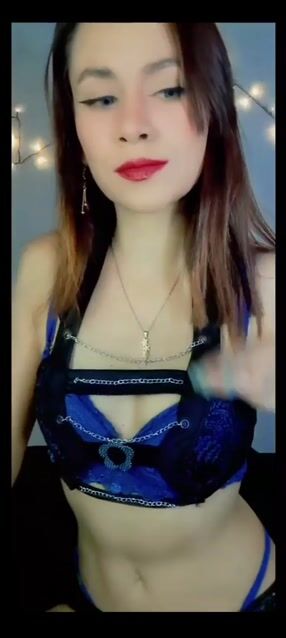 Model - Latina without limits dildo