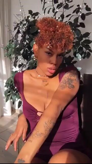 Model - Helliemoore bigtits