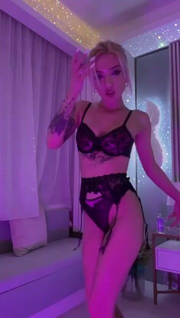 Model - Anais Bruce striptease