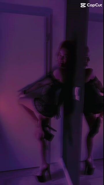 Model - SaraSage deepthroat