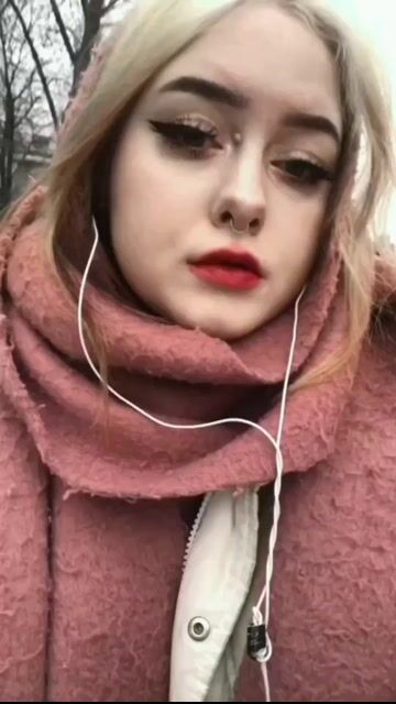 Model - Ttells deepthroat