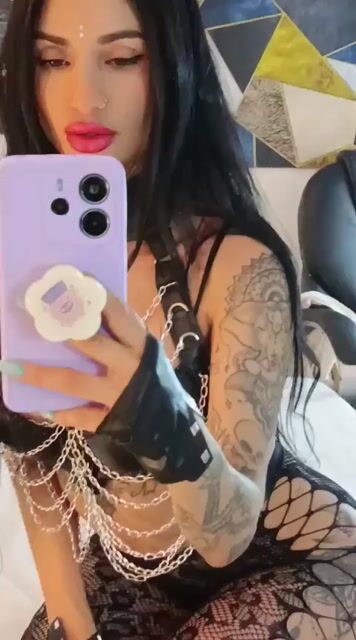 Model - ANDREE_BLOSSOM feet