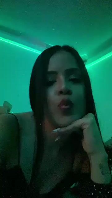 Model - Nahomi latina