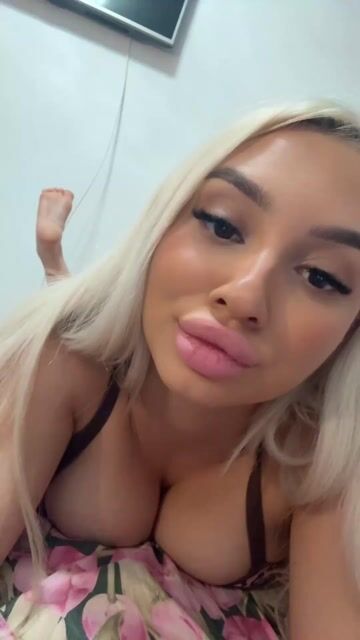 Model - Bad Cherry naughtyblonde
