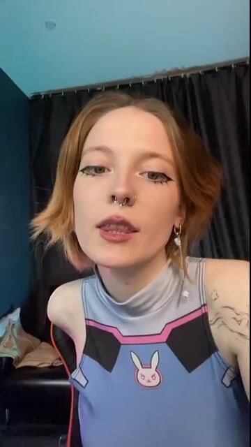 Model - crackling_tati blowjob