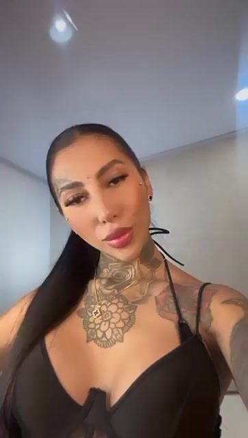 Model - Jenn deepthroat