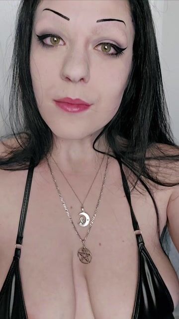 Model - Miss Morticia Domme