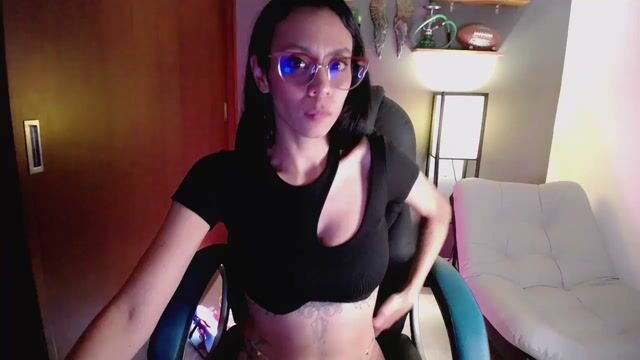 Model - Raquel Cruz footjob