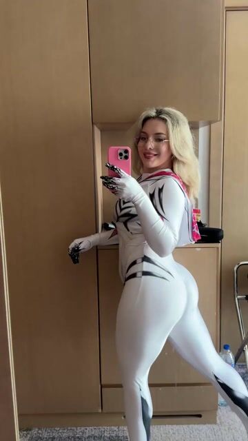 Model - Kristinemaia streamer