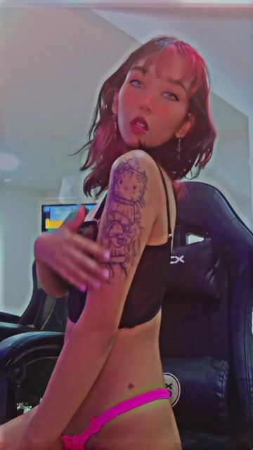 Model - NiaaFox feet