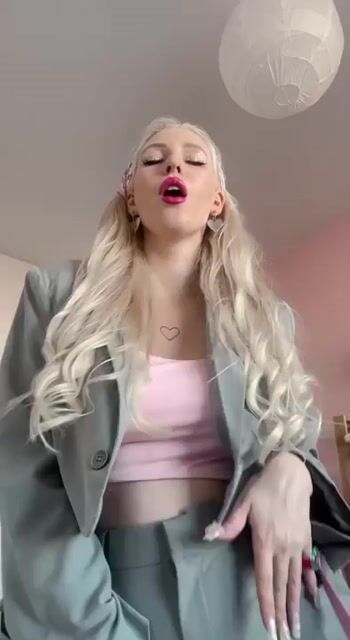 Model - alicewarmheart feet