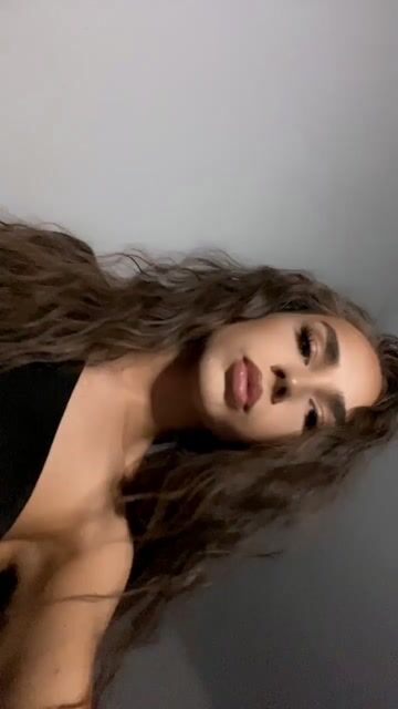 Model - AlbaKilian striptease