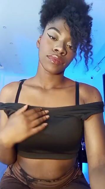 Model - NalaRoux feet