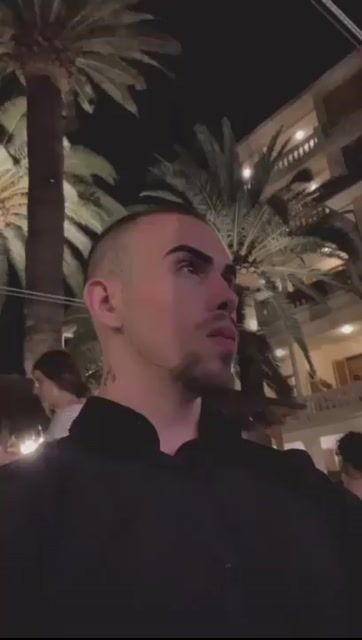 Model - CashMolda smoke