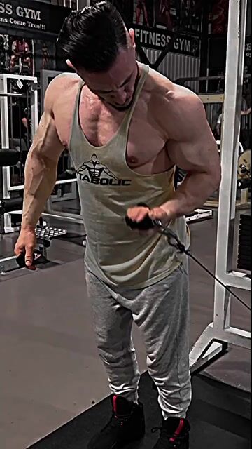 Model - alin bogdan flexing