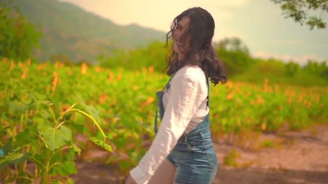 Model - LiliThompson latina