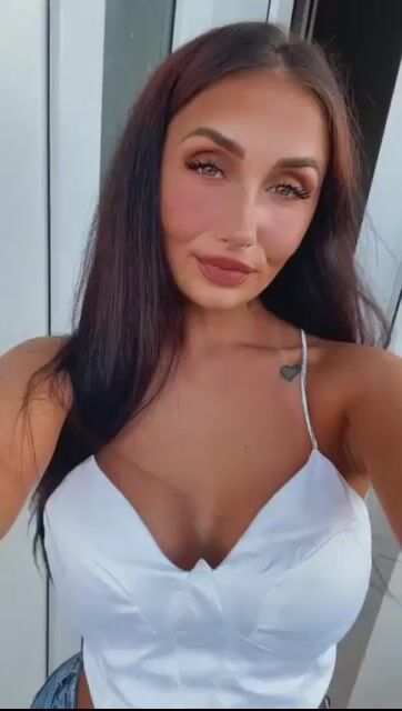 Model - Deborah anal