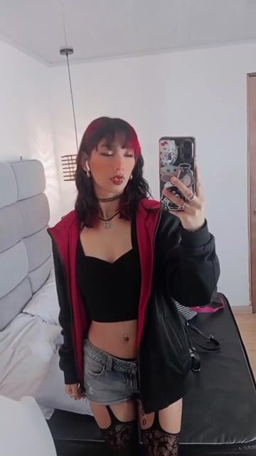 Model - NiaaFox piercing