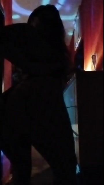 Model - JennyDeliss wet