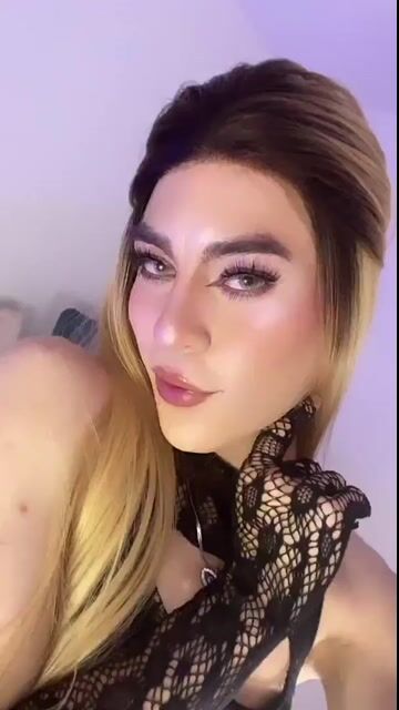 Model - SharonMishel oill