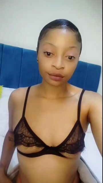 Model - Mizuki striptease