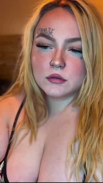 Model - emdrips fetish