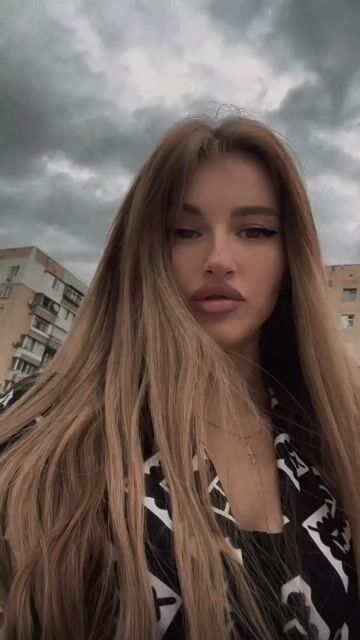 Model - LiliDanger dildo