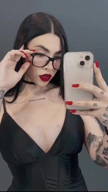 Model - VALENTINA YOUG