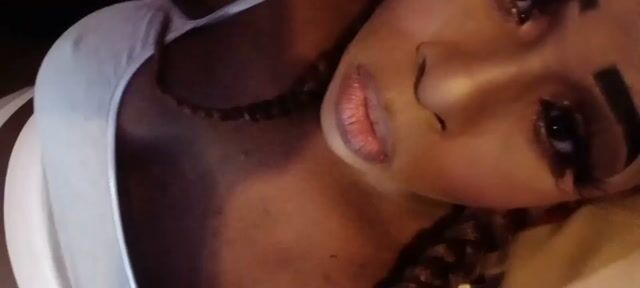 Model - Melaneyrose Trans