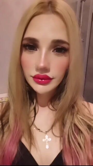 Model - Alienanna11 nails